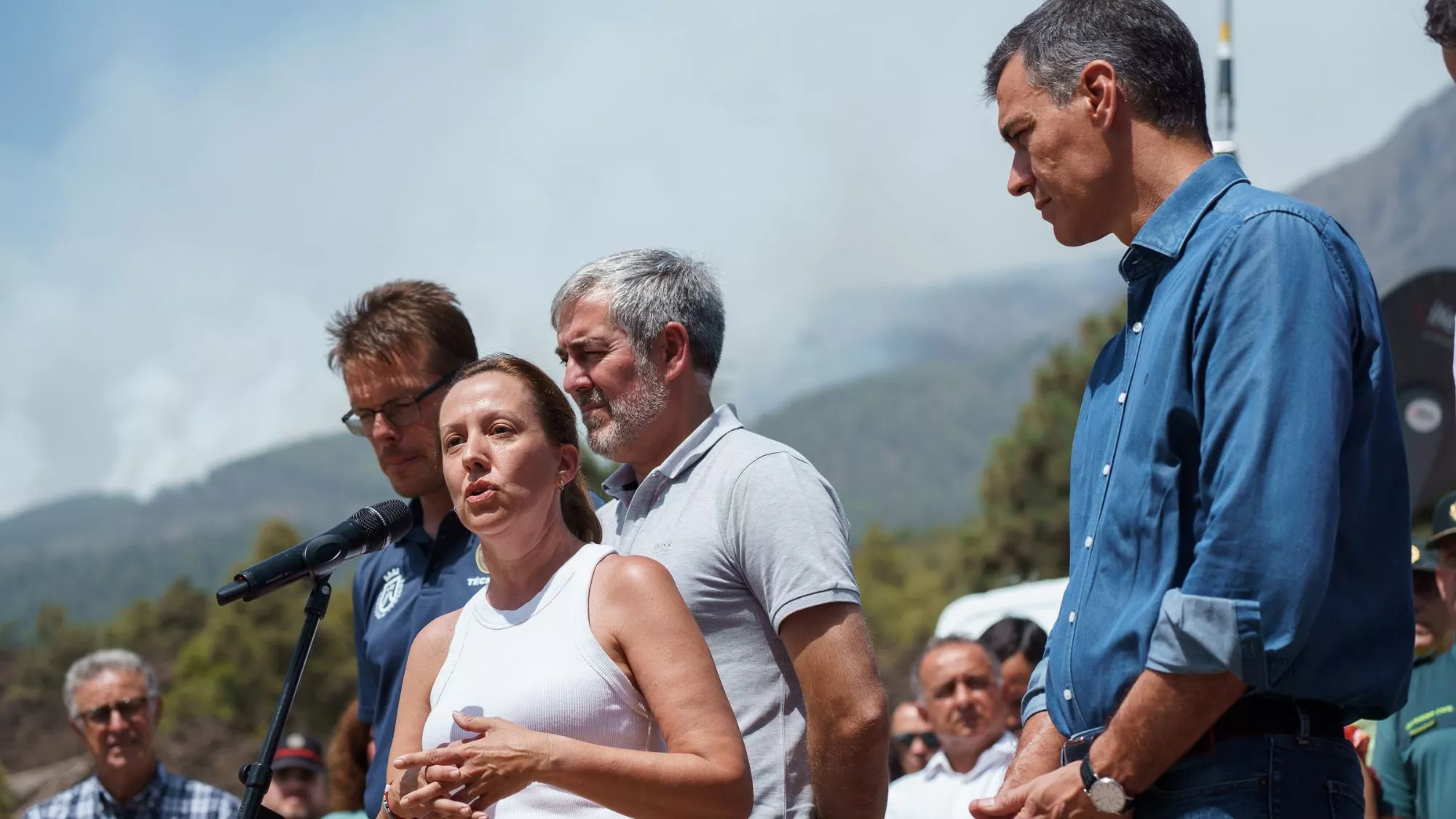 La presidenta del Cabildo de Tenerife, Rosa Dávila, junto al presidente del Gobierno en funciones, Pedro Sánchez, y el presidente de Canarias, Fernando Clavijo, en la comparecencia ante los medios en el Puesto de Mando Avanzado en Arafo / EFE RAMÓN DE LA ROCHA