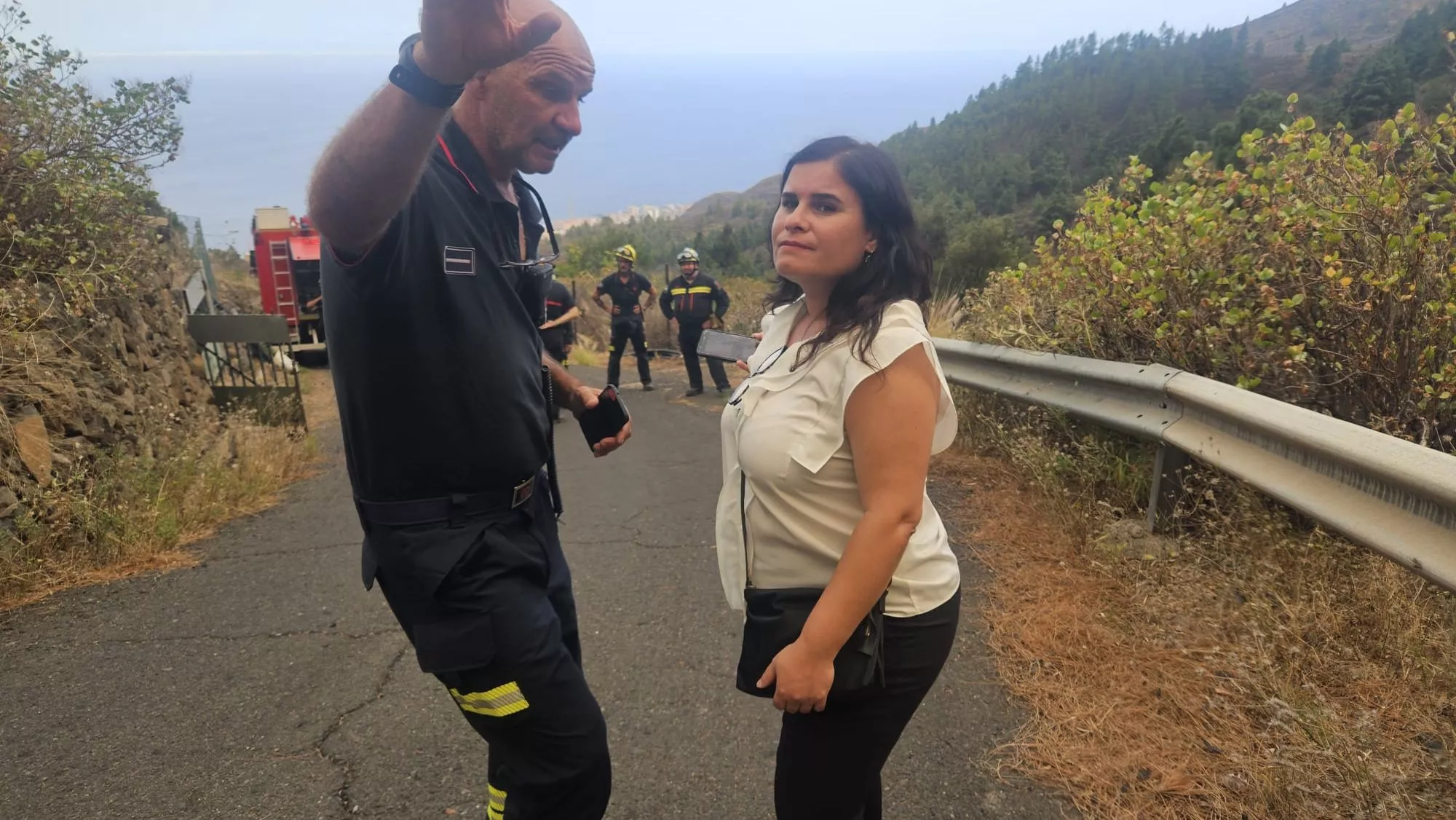 La alcaldesa de Candelaria, Mari Brito, conversa con un bombero sobre actuaciones contra el incendio forestal / AYUNTAMIENTO DE CANDELARIA