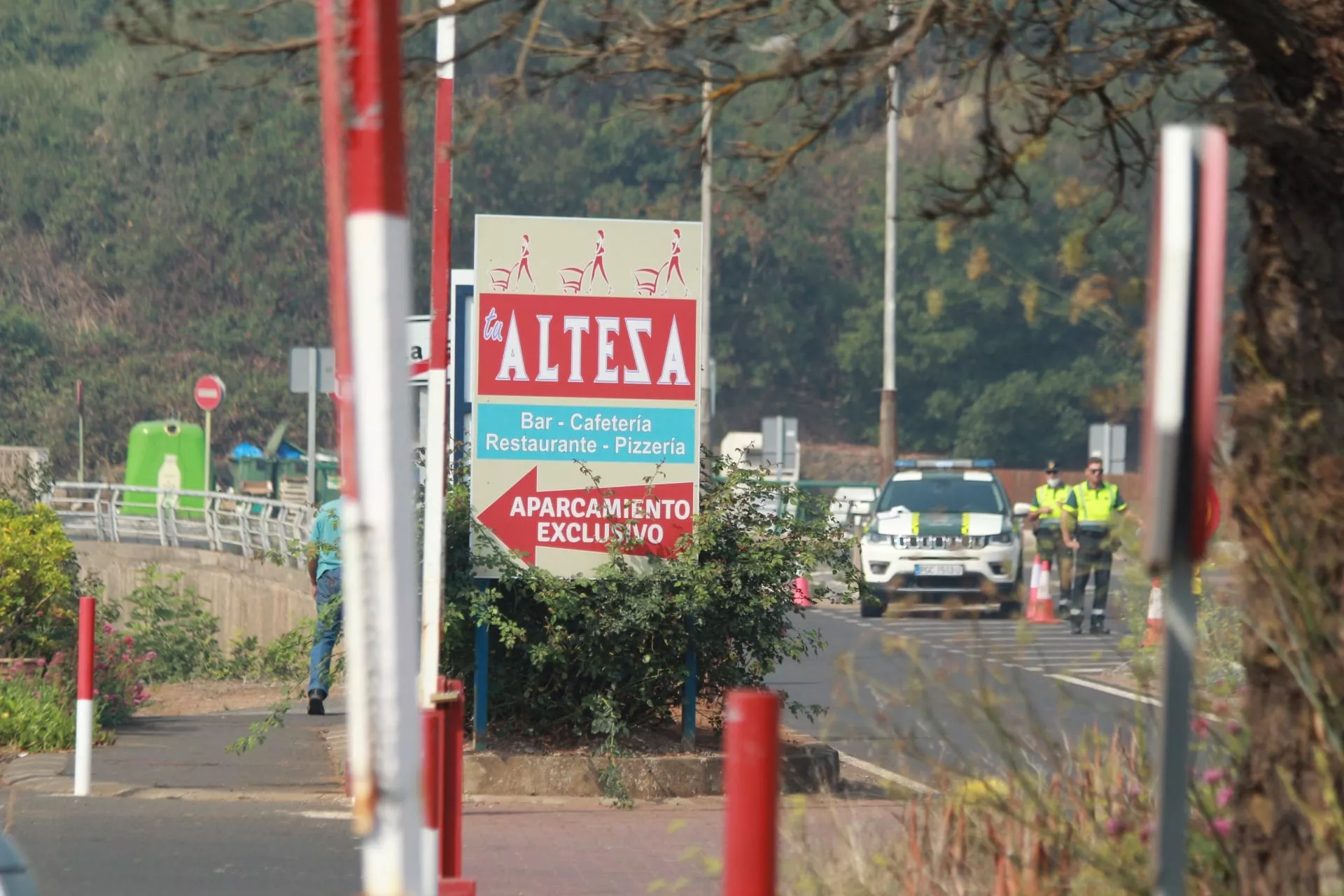 El último supermercado antes de llegar al retén policial para impedir el acceso al perímetro del incendio en La Esperanza, un Alteza./ ÁLVARO OLIVER - ATLÁNTICO HOY