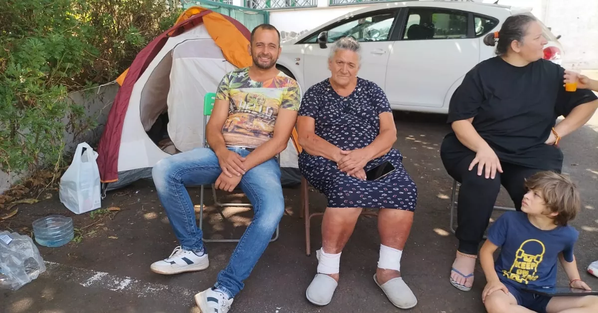 A la izquierda, Ángel y su madre, Ofelia, dos evacuados del núcleo de Barranco de Las Lajas, en Tacoronte, en un aparcamiento donde llevan tres días durmiendo./ ÁLVARO OLIVER - AH