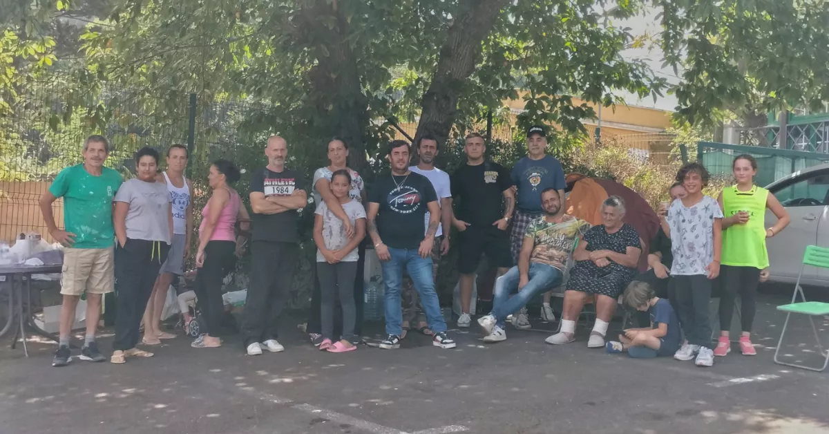 Vecinos evacuados de Barranco de Las Lajas (Tacoronte) en el aparcamiento del restaurante El Bosque./ ÁLVARO OLIVER - AH