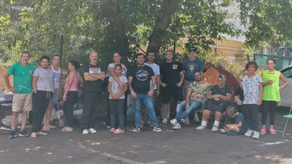 Vecinos evacuados de Barranco de Las Lajas (Tacoronte) en el aparcamiento del restaurante El Bosque./ ÁLVARO OLIVER - AH Vecinos evacuados de Barranco de Las Lajas (Tacoronte) en el aparcamiento del restaurante El Bosque./ ÁLVARO OLIVER - AH