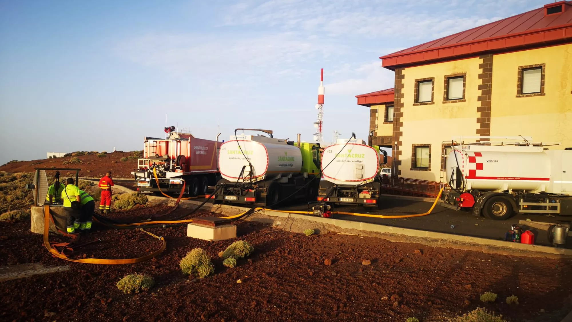 Cubas de agua aportadas por el Ayuntamiento / AYUNTAMIENTO DE SANTA CRUZ DE TENERIFE