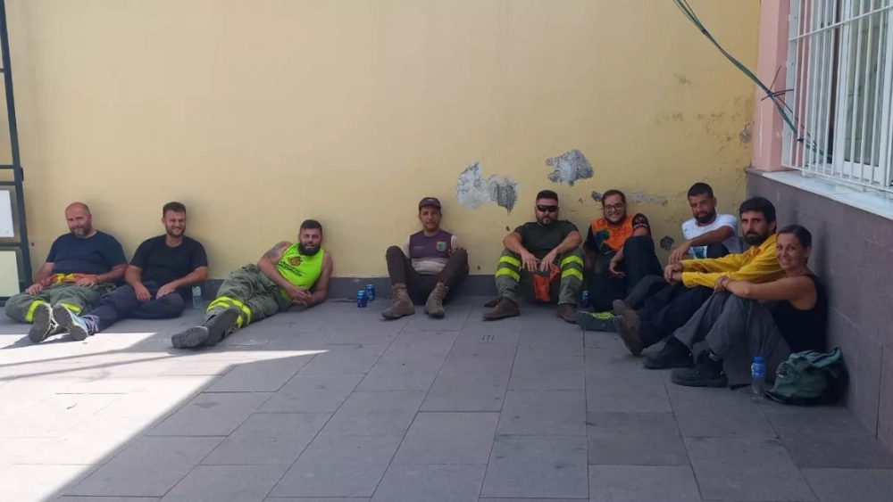 Miembros del Grupo de Proto Auxilio de Arafo descansan tras una jornada luchando contra el incendio./ CEDIDA