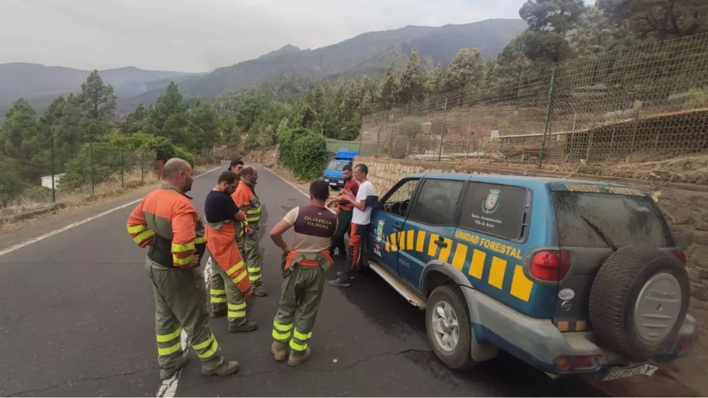 Miembros del Grupo de Proto Auxilio de Arafo preparan una intervención./ CEDIDA