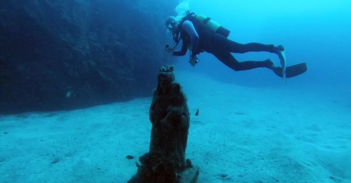 Imagen de la entrada a la Cueva de Los Camarones con una cruz / DIVING ATLANTIS