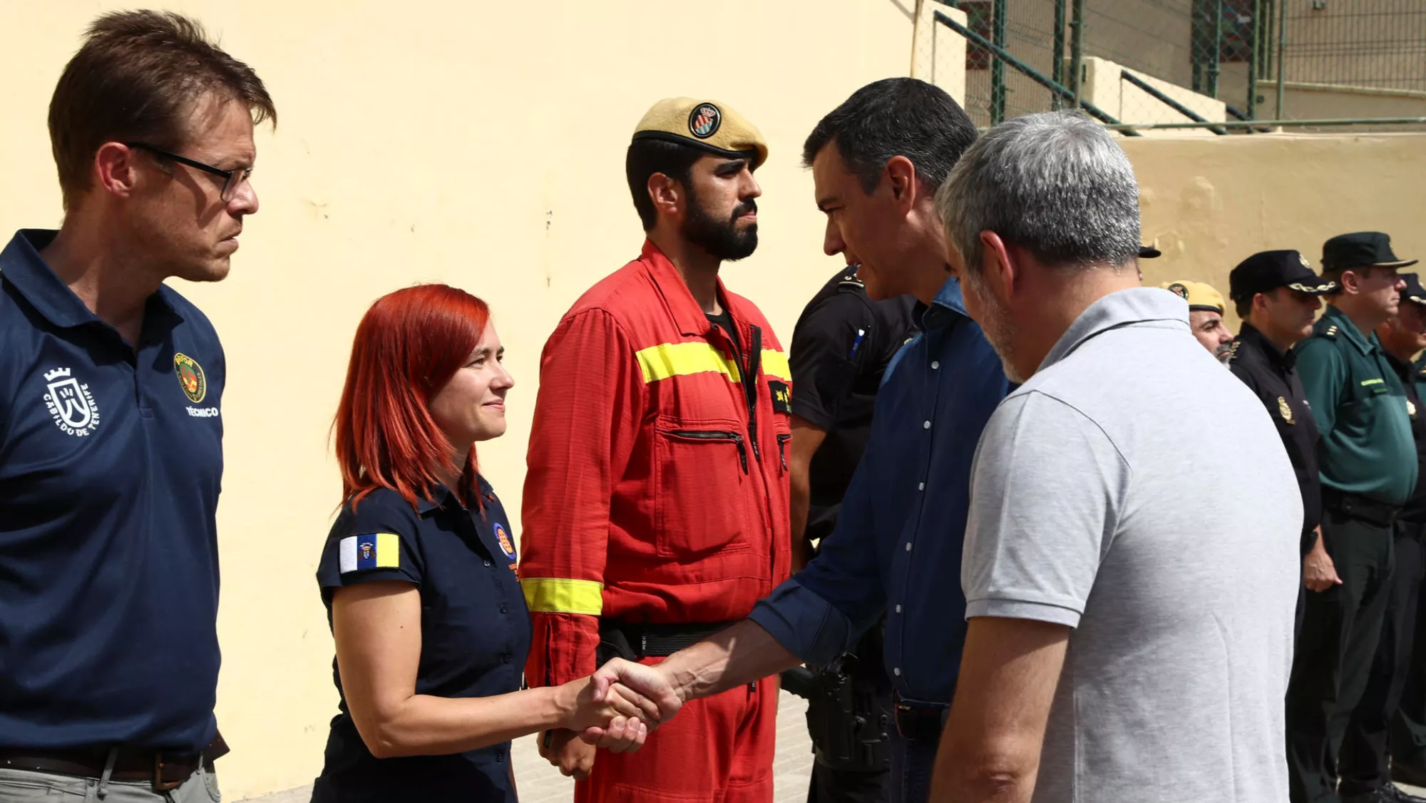 Montse Román con el presidente del Gobierno de España y de Canarias, en Arafo. / EFE/ Pool Moncloa / Fernando Calvo