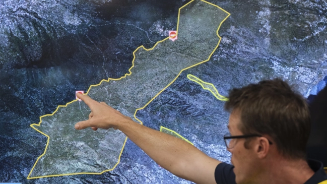 El jefe técnico de Riesgo Forestal del Cabildo de Tenerife, Pedro Martínez, explicando el incendio de Tenerife / 