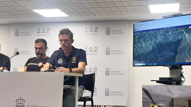 Pedro Martínez, jefe técnico de Riesgo Forestal del Cabildo de Tenerife, en una de las ruedas de prensa de actualización del incendio en la isla / CABILDO DE TENERIFE