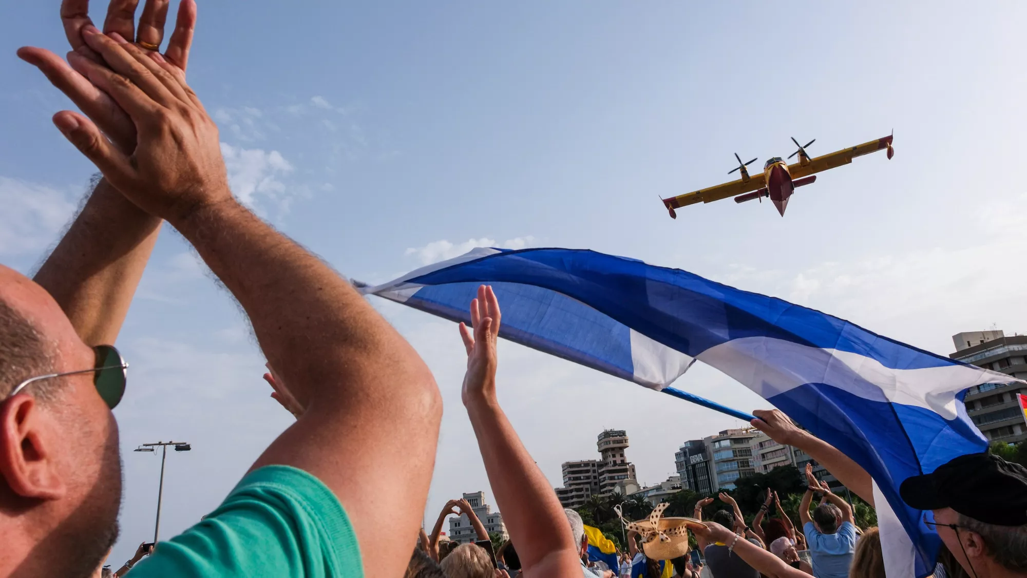 Cientos de personas agradecen a los medios de extinción que trabajaron en el incendio forestal de la isla de Tenerife / EFE - ALBERTO VALDÉS