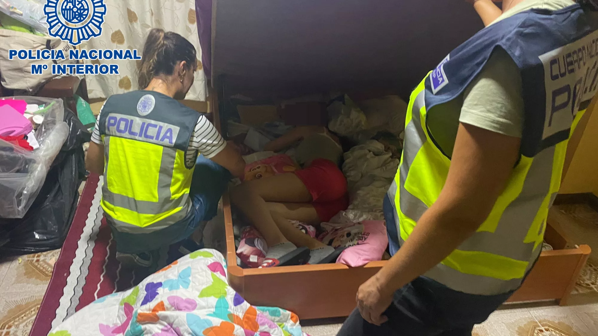 La Policía Nacional encuentra a una menor desaparecida escondida en un arcón de la casa de su pareja. / POLICÍA NACIONAL