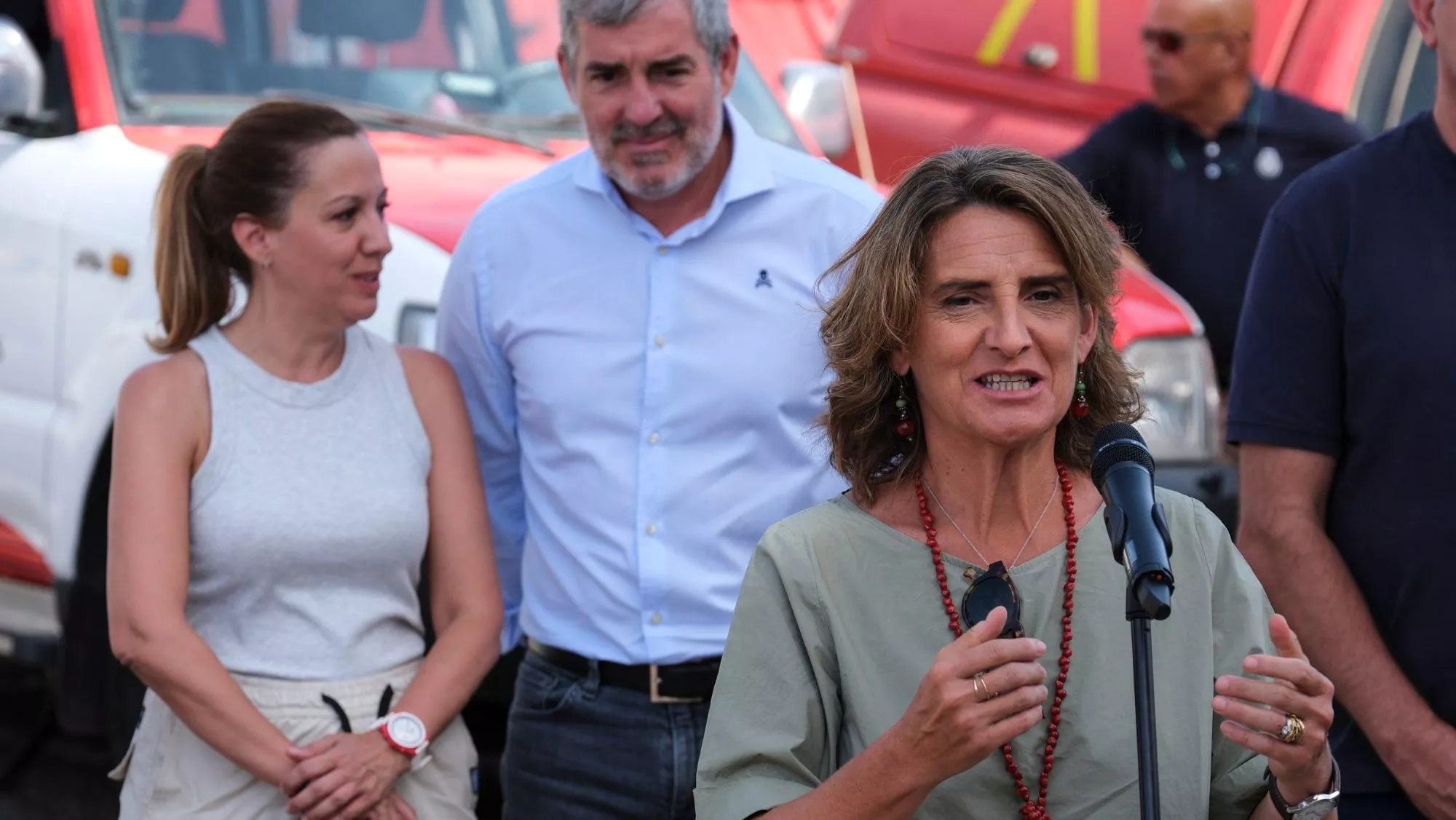 La vicepresidenta del Gobierno y ministra para la Transición Ecológica y el Reto Demográfico en funciones, Teresa Ribera (d), el presidente del Gobierno de Canarias, Fernando Clavijo, y la presidenta del Cabildo de Tenerife, Rosa Dávila / EFE / ALBERTO VALDÉS