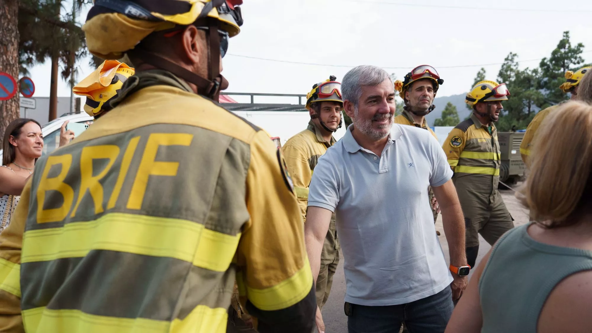 El presidente del Gobierno de Canarias, Fernando Clavijo, saluda a las brigadas forestales que participan en la extinción del incendio de Tenerife / EFE / RAMÓN DE LA ROCHA