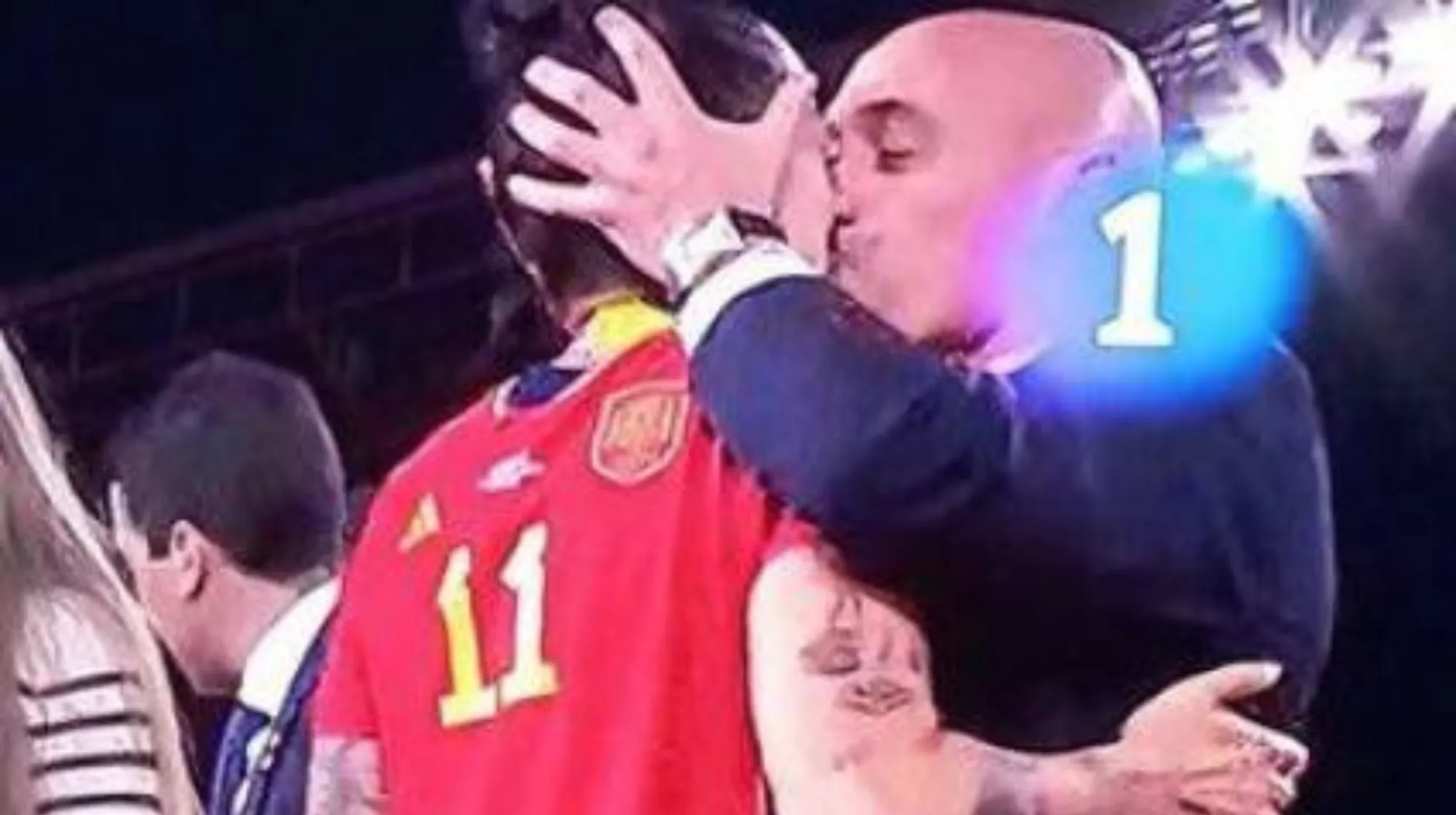 Beso no consentido de Luis Rubiales a Jenni Hermoso./