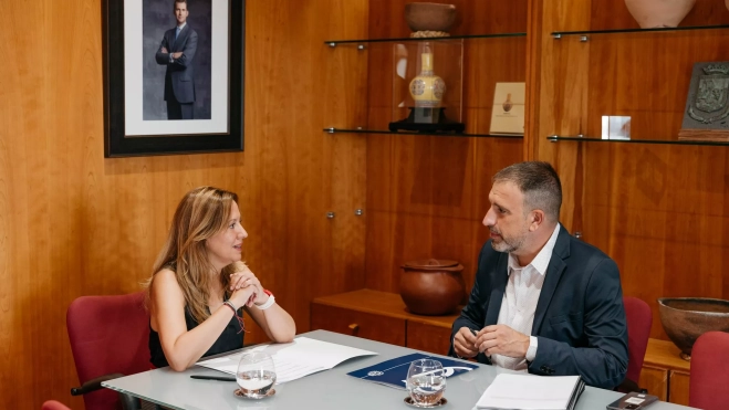 La presidenta del Cabildo de Tenerife, Rosa Dávila, recibe al alcalde de Arafo, Juan Ramón Martín, en la Corporación insular / CABILDO DE TENERIFE La presidenta del Cabildo de Tenerife, Rosa Dávila, recibe al alcalde de Arafo, Juan Ramón Martín, en la Corporación insular / CABILDO DE TENERIFE