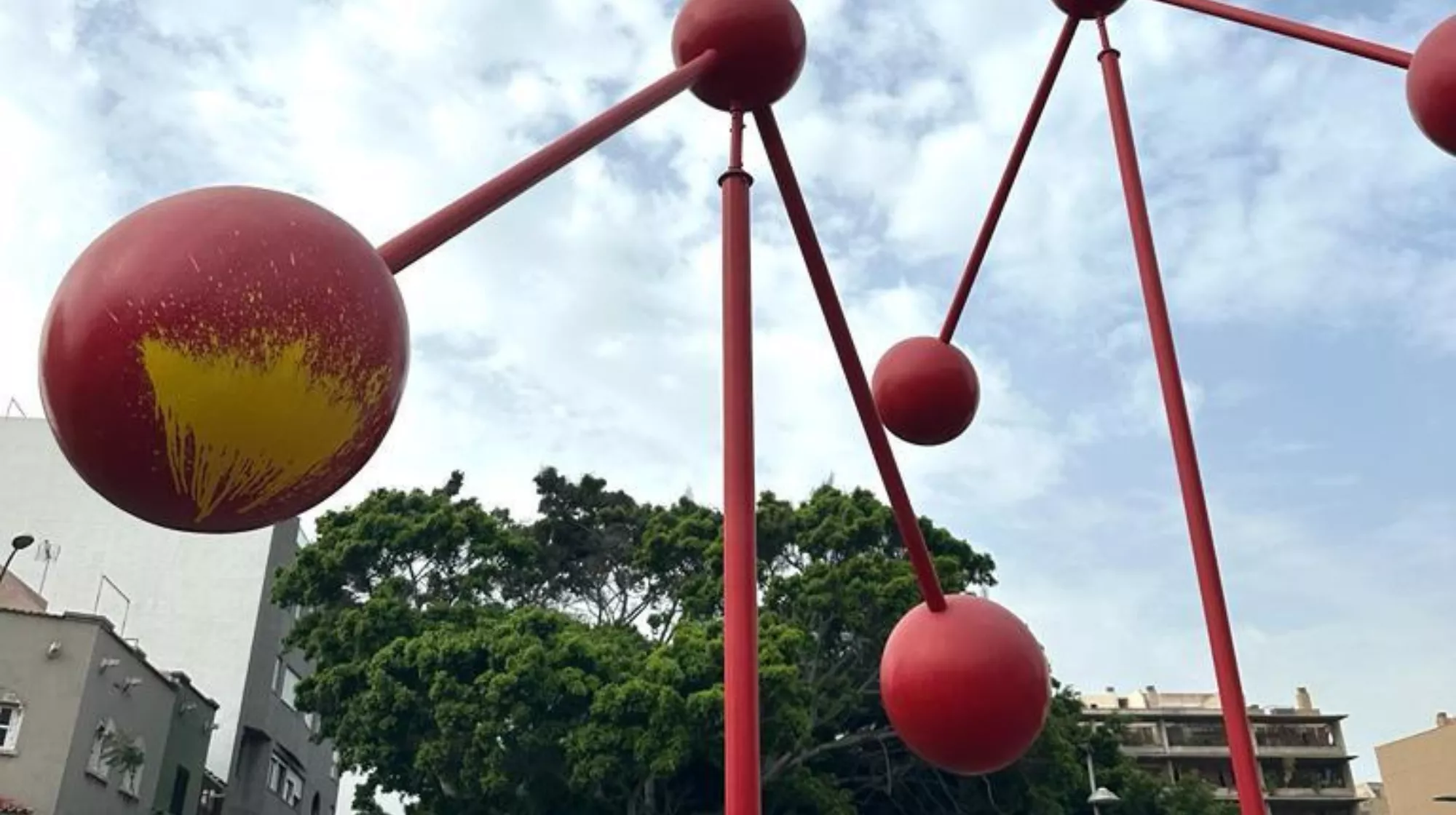 Escultura 'Móvil', de Francisco Sobrino, en Santa Cruz de Tenerife, con manchas de pintura./ AYUNTAMIENTO DE SANTA CRUZ