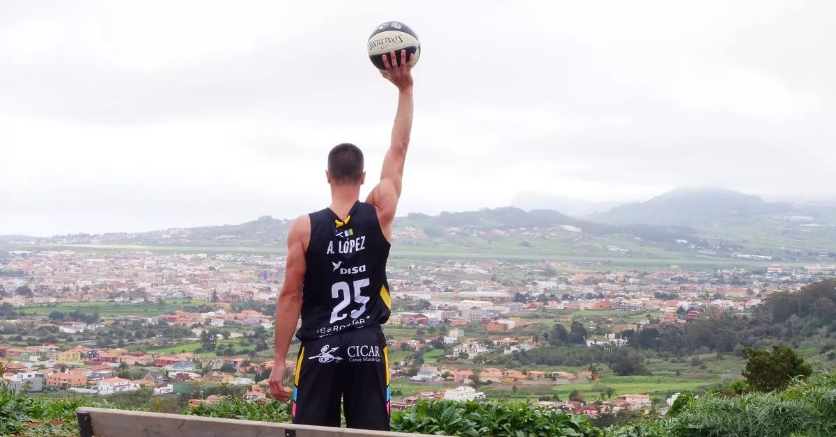 Álex López lucirá el dorsal 25 en su segunda etapa como jugador canarista./ @ale15lopez_