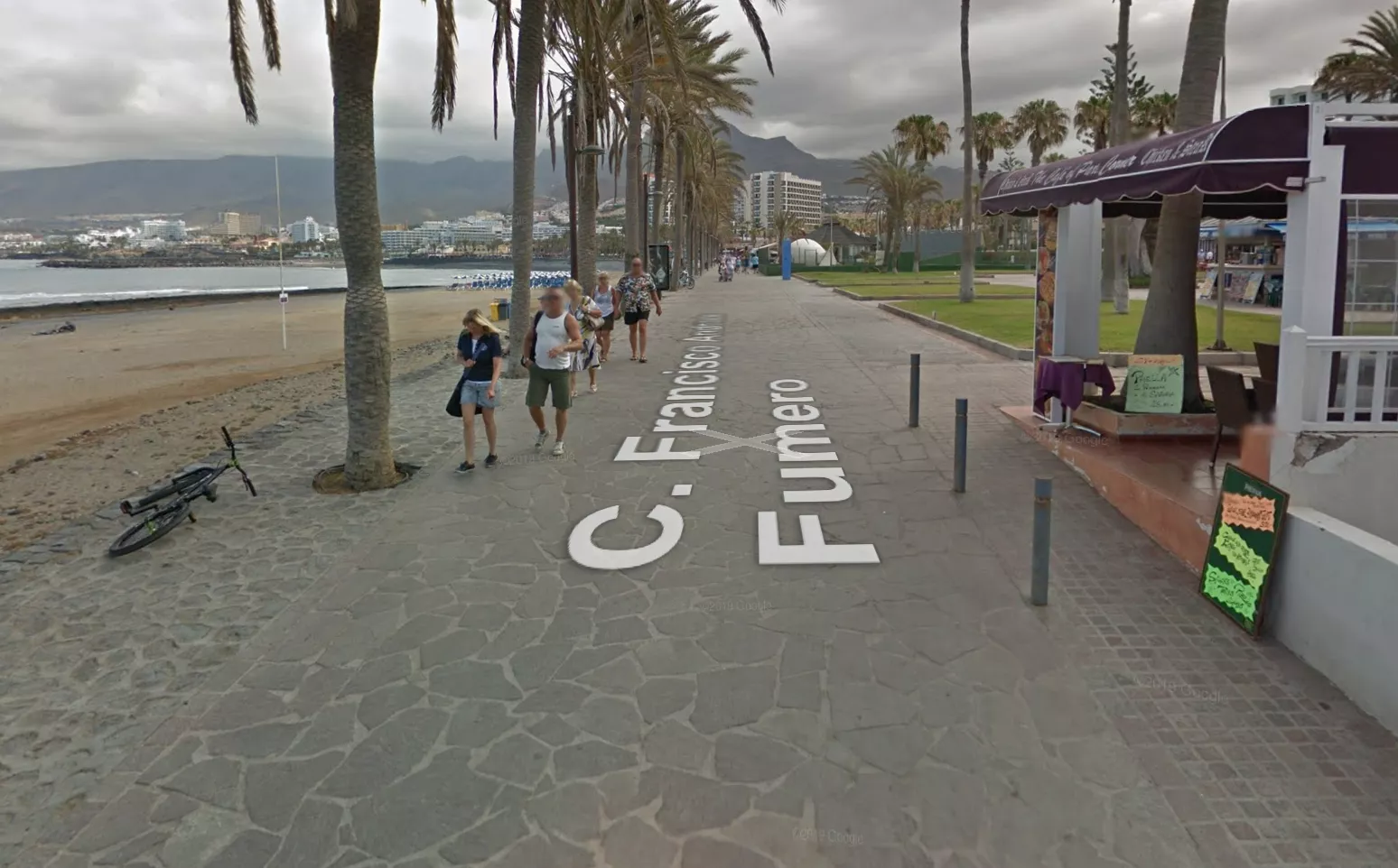 Avenida peatonal en Los Cristianos (Arona), punto habitual de los quioscos que venden ilegalmente excursiones./