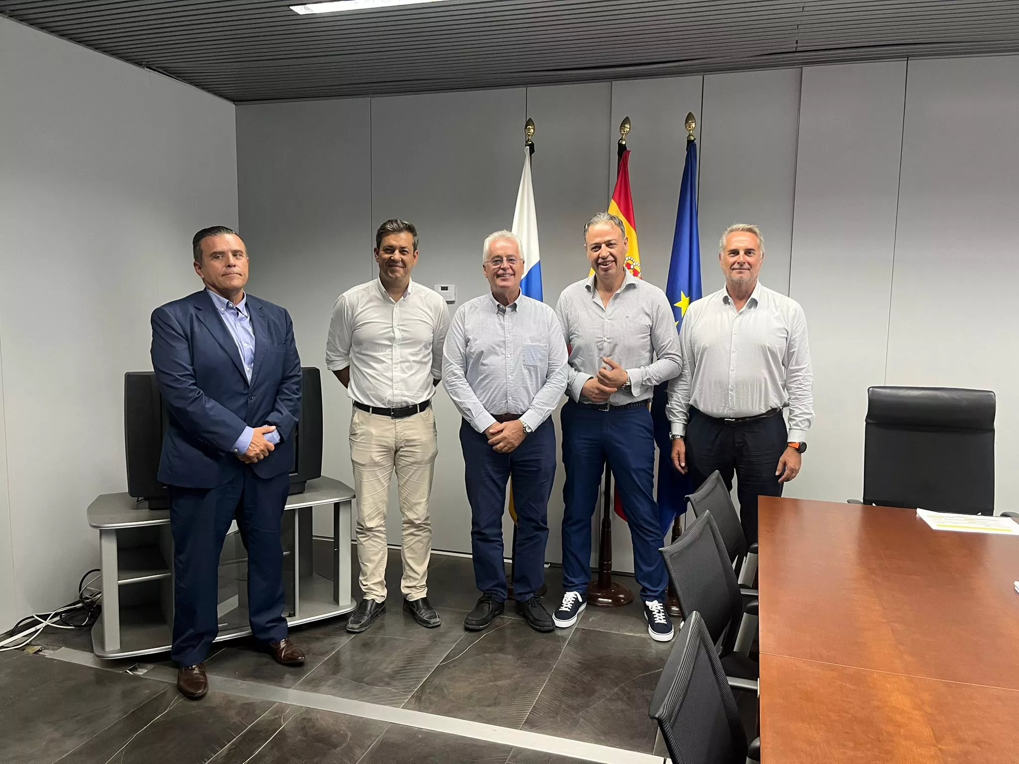 El director del Instituto Canario de la Vivienda, Antonio Ortega, junto a los representantes de RIC Private Equity./ CEDIDA