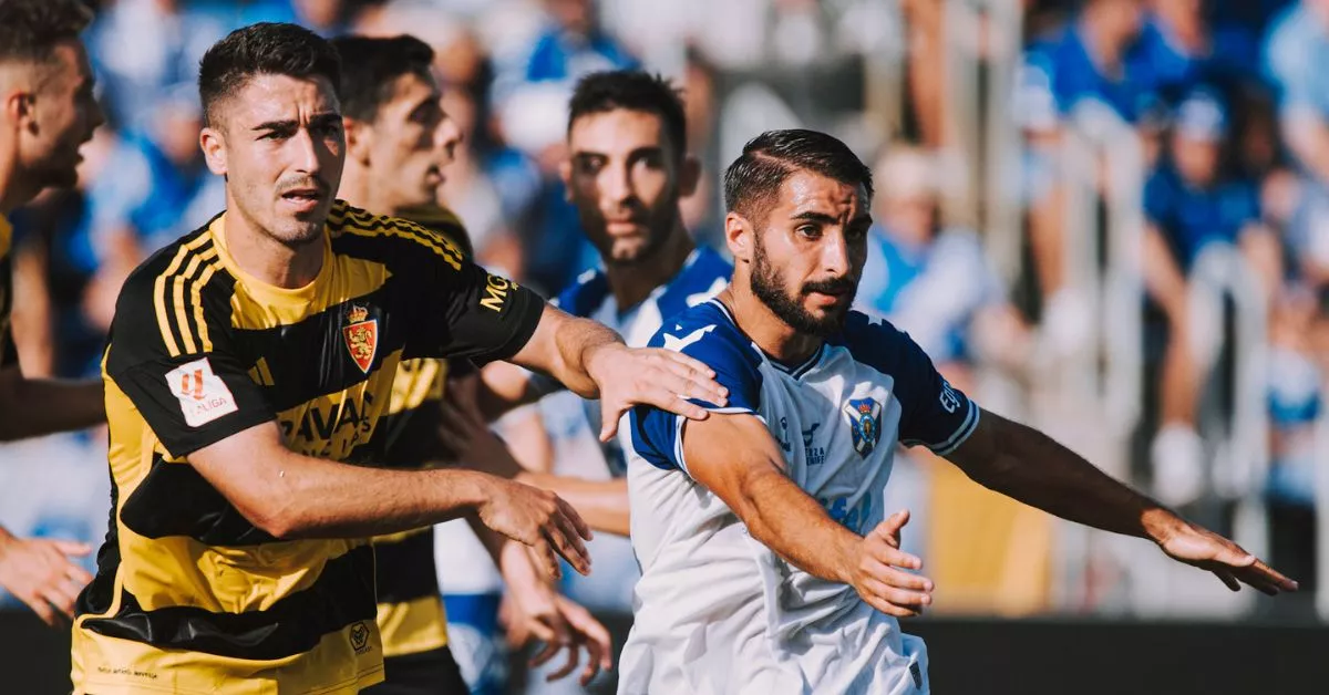 Toni Moya y Mellot forcejean en el área durante una acción a balón parado en la victoria por 0-1 del Zaragoza en el Heliodoro./ CD TENERIFE.