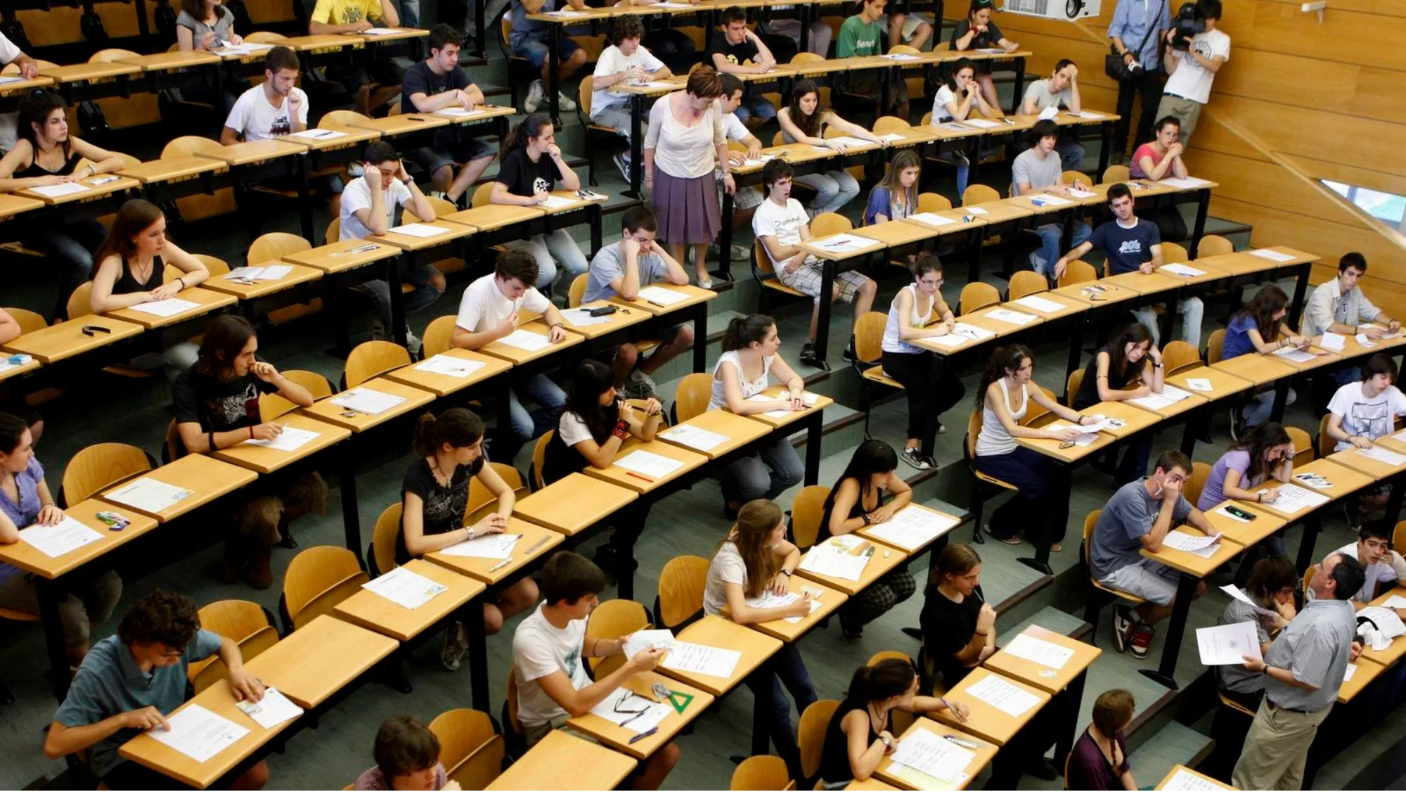 Un aula de universidad llena de universitarios haciendo un examen./ EFE/ SERGIO BARRENECHEA