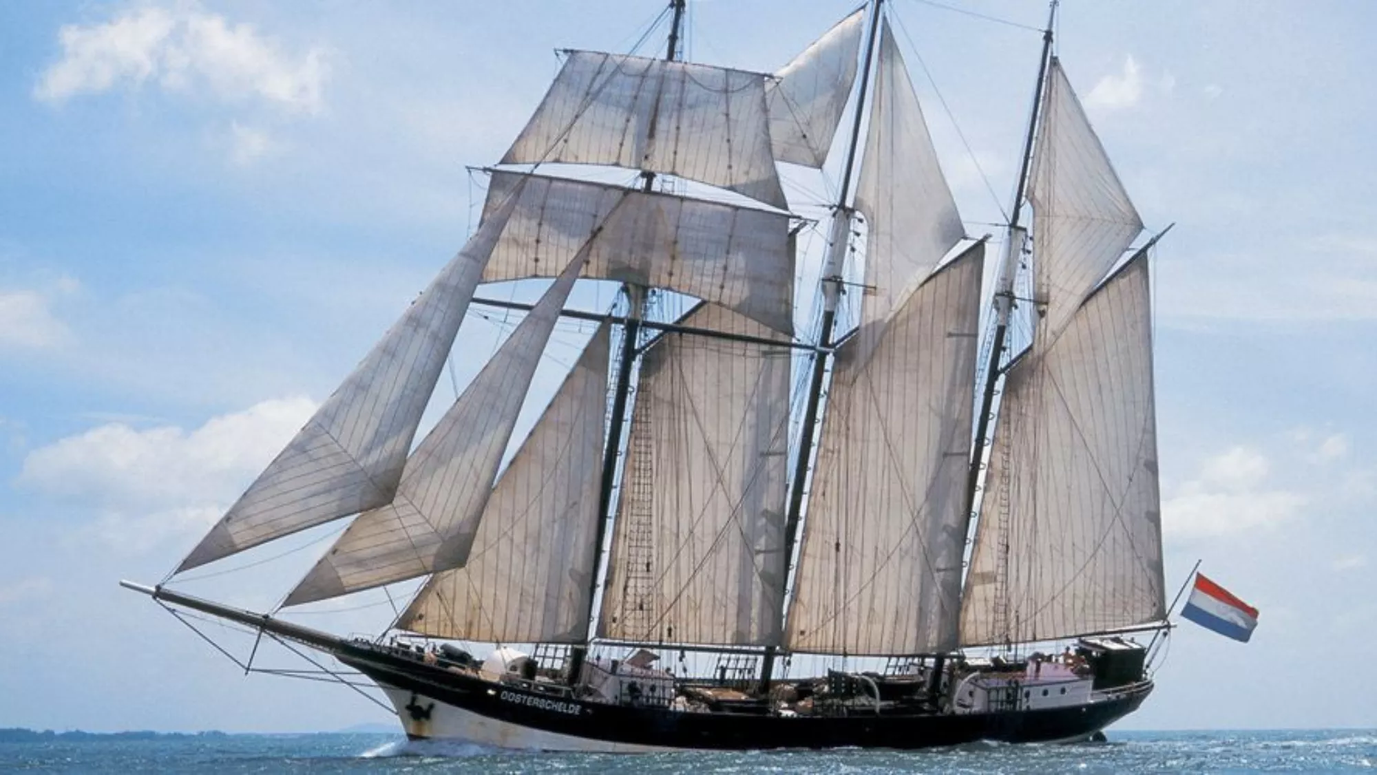 Velero Oosterschelde, que está realizando la misión Darwin200 alrededor del mundo y ha parado en Tenerife./ WIND IS OUR FRIEND