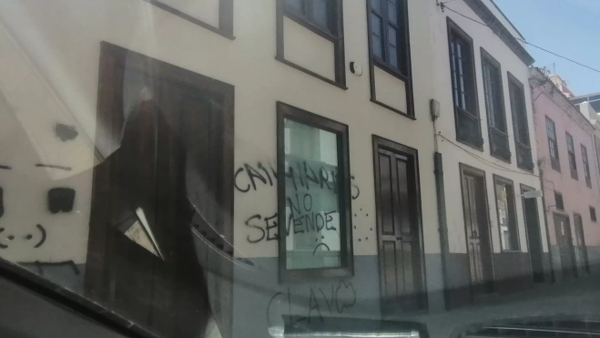 Pintada en la fachada del presidente de Canarias, Fernando Clavijo./ CEDIDA