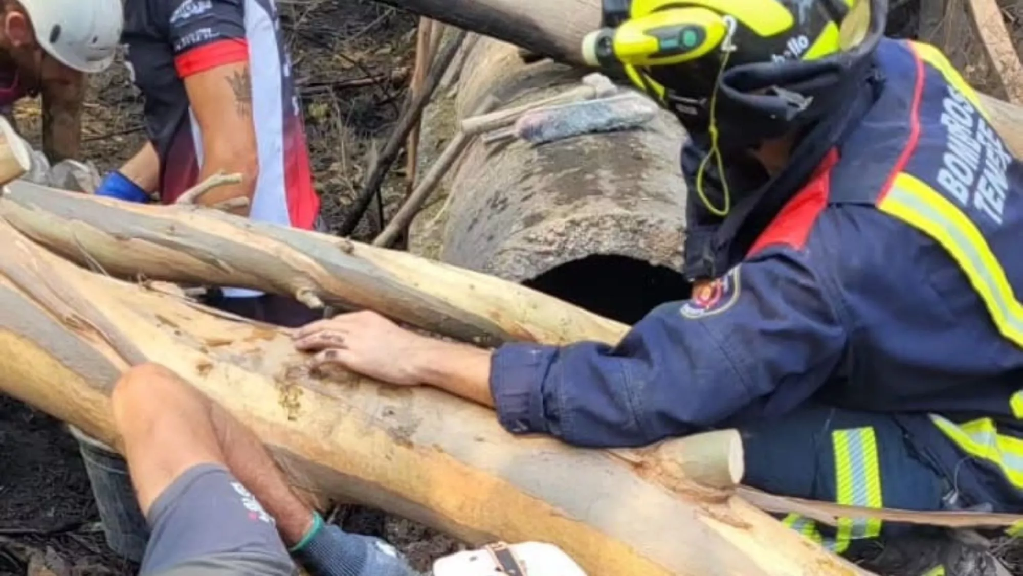 Imagen de archivo de Bomberos y operarios trabajando en la reparación en el canal de agua de Aguamansa / CABILDO DE TENERIFE Imagen de archivo de Bomberos y operarios trabajando en la reparación en el canal de agua de Aguamansa / CABILDO DE TENERIFE