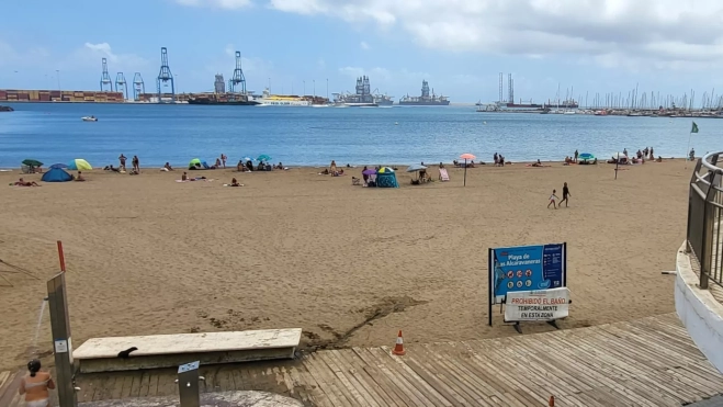 La gente se mantiene en la arena aunque sin bañarse / ATLÁNTICO HOY - G.DÍAZ MEDINA