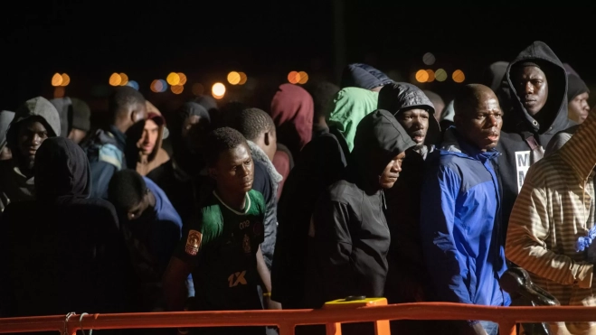 Migrantes rescatados por Salvamento Marítimo de España en aguas próximas a las Islas Canarias / EFE - CARLOS DE SÁA