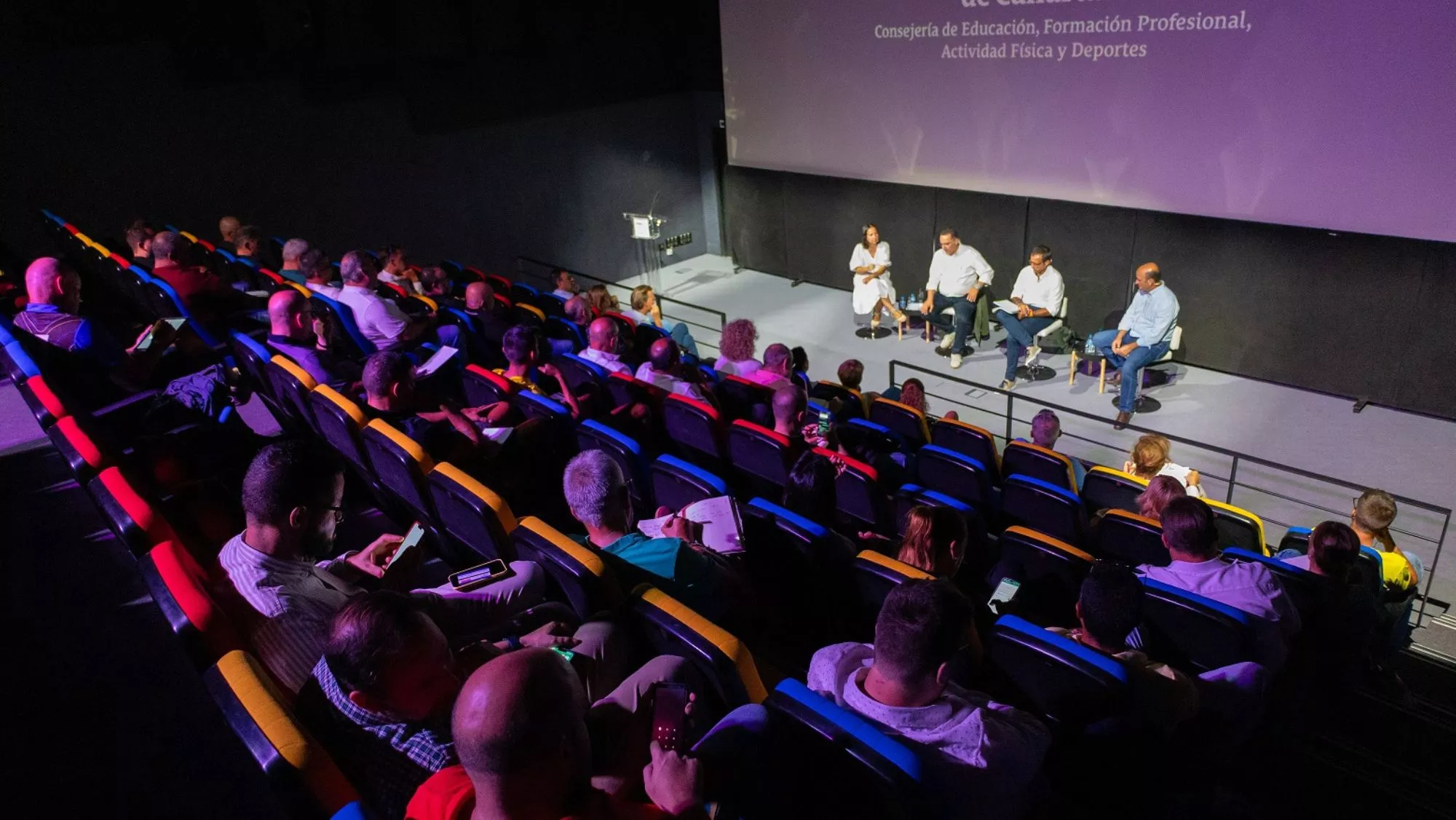 El consejero regional de Deportes, Poli Suárez, reunido con representantes de federaciones y clubes deportivos con sede en la isla de Gran Canaria / CEDIDA