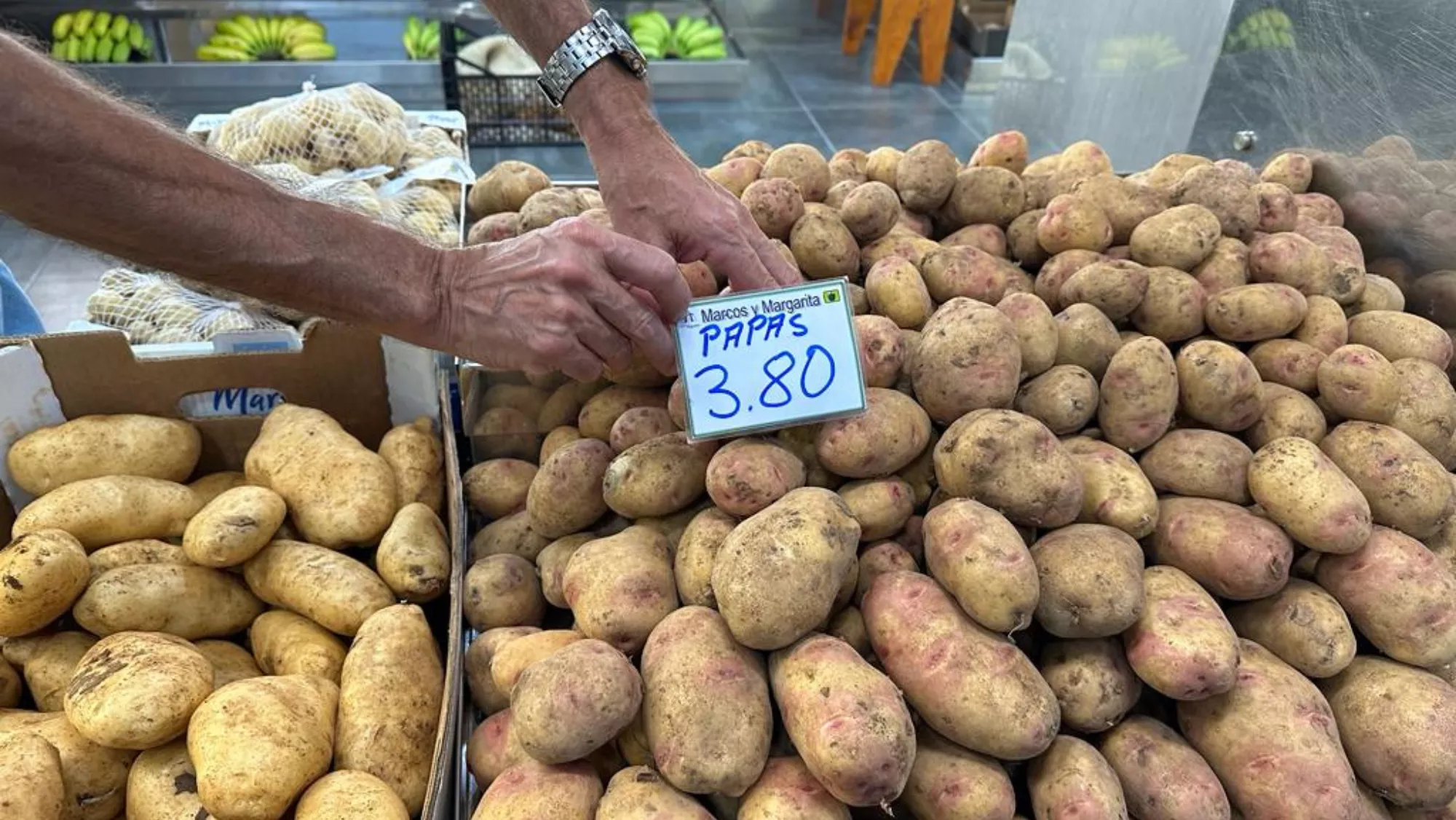 Un vendedor coloca un precio de 3,80 euros sobre las papas / MARCOS MORENO  - ATLÁNTICO HOY