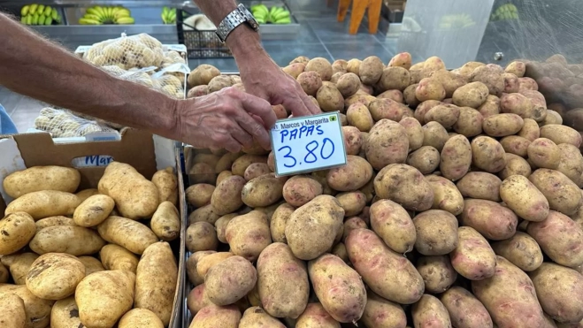 Un vendedor coloca un precio de 3,80 euros sobre las papas / MARCOS MORENO- ATLÁNTICO HOY