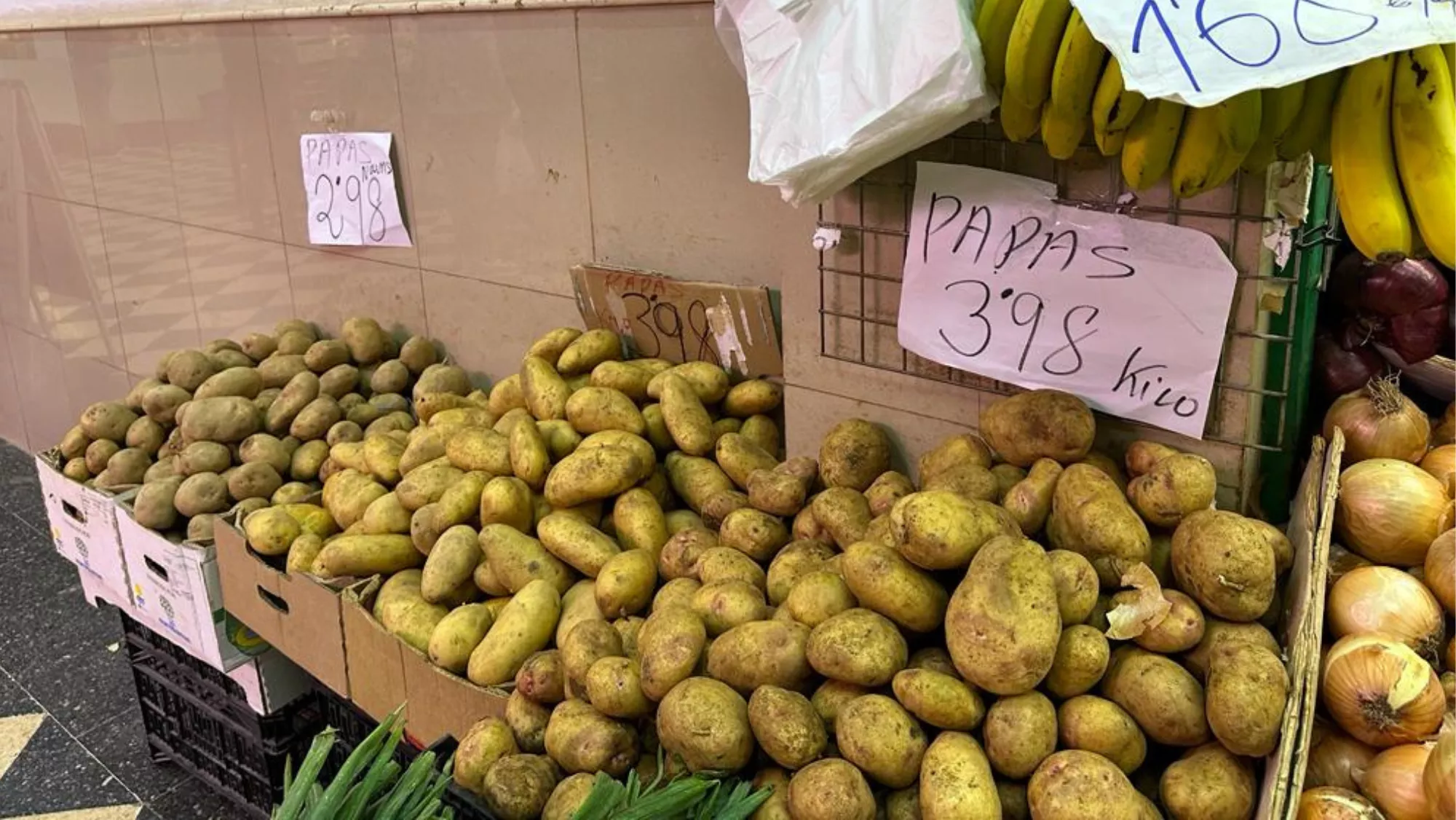 Un puesto con papas en el Mercado Central de Las Palmas (Canarias) / MARCOS MORENO - ATLÁNTICO HOY