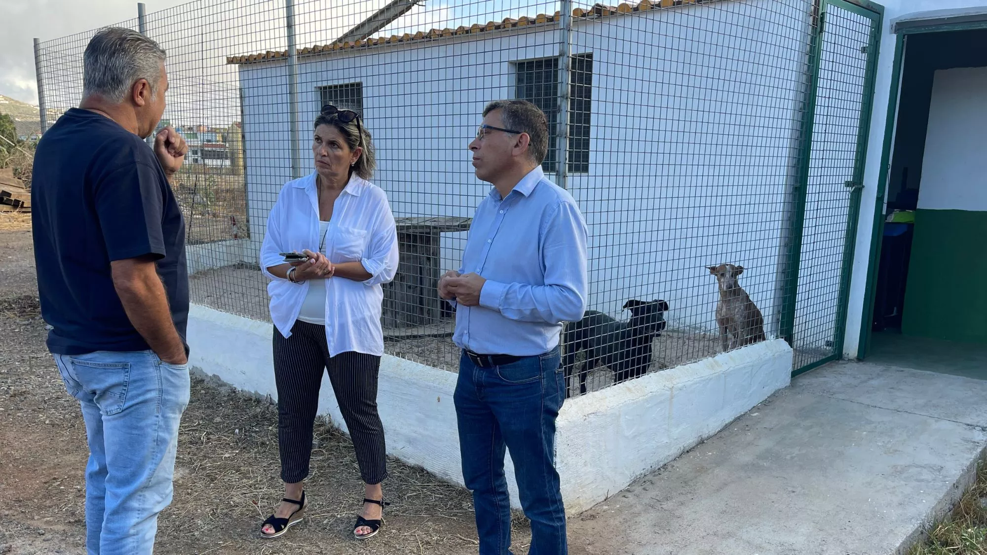 Visita del alcalde de Valsequillo, Francisco Atta, y la concejala de Sanidad y Bienestar Animal, Natalia Ramírez, al albergue municipal de animales / CEDIDA