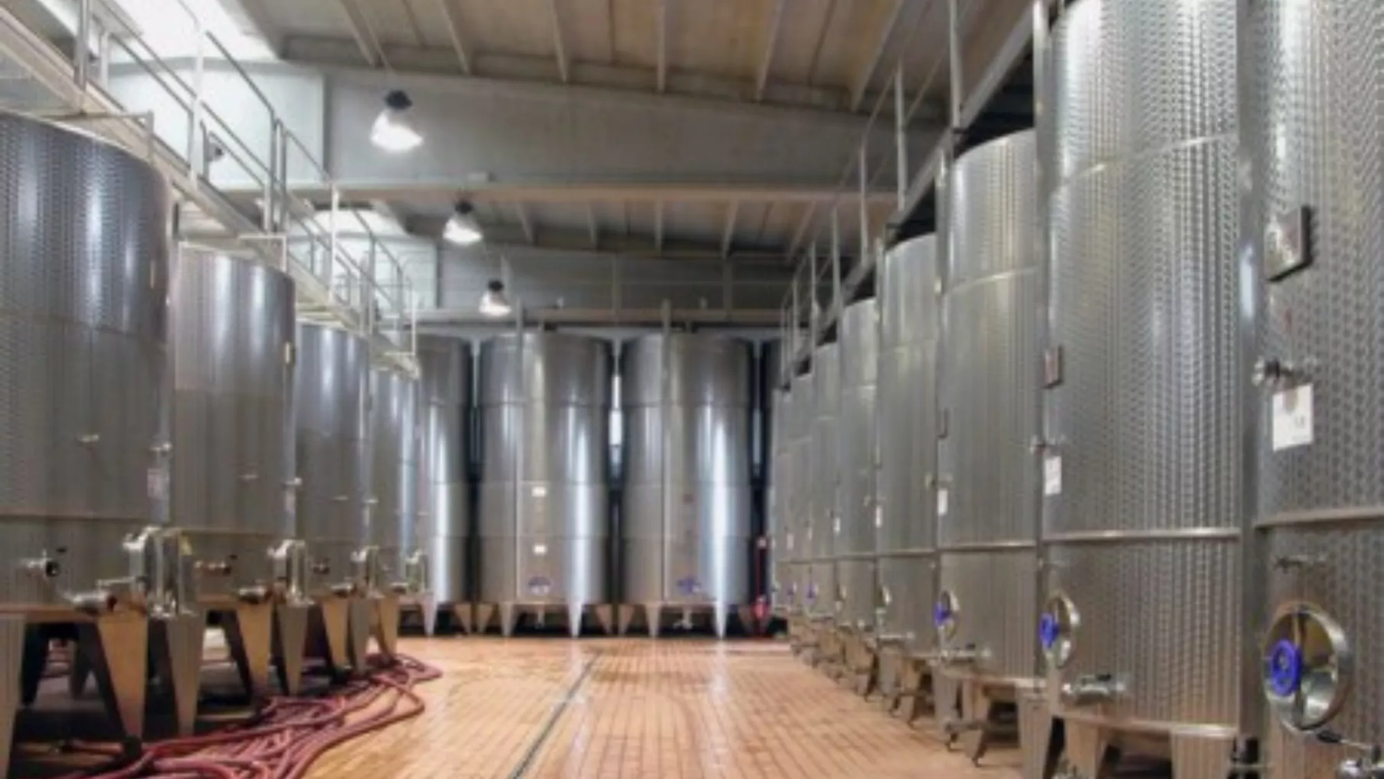 Depósitos de vino de acero inoxidable, similares a los que subasta el Ayuntamiento de Vilaflor./ DELLA TOFFOLA