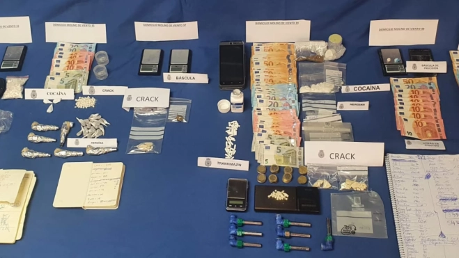 'Crack', cocaína, heroína y dinero incautado en Molino de Viento. POLICÍA NACIONAL Y POLICÍA LOCAL