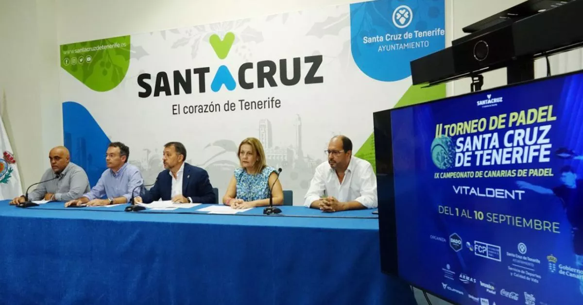 César Dorta, Carlos Tarife, José Manuel Bermúdez, Purificación Dávila y Diego Gil presentaron el torneo en el Ayuntamiento de Santa Cruz de Tenerife./ CEDIDA.