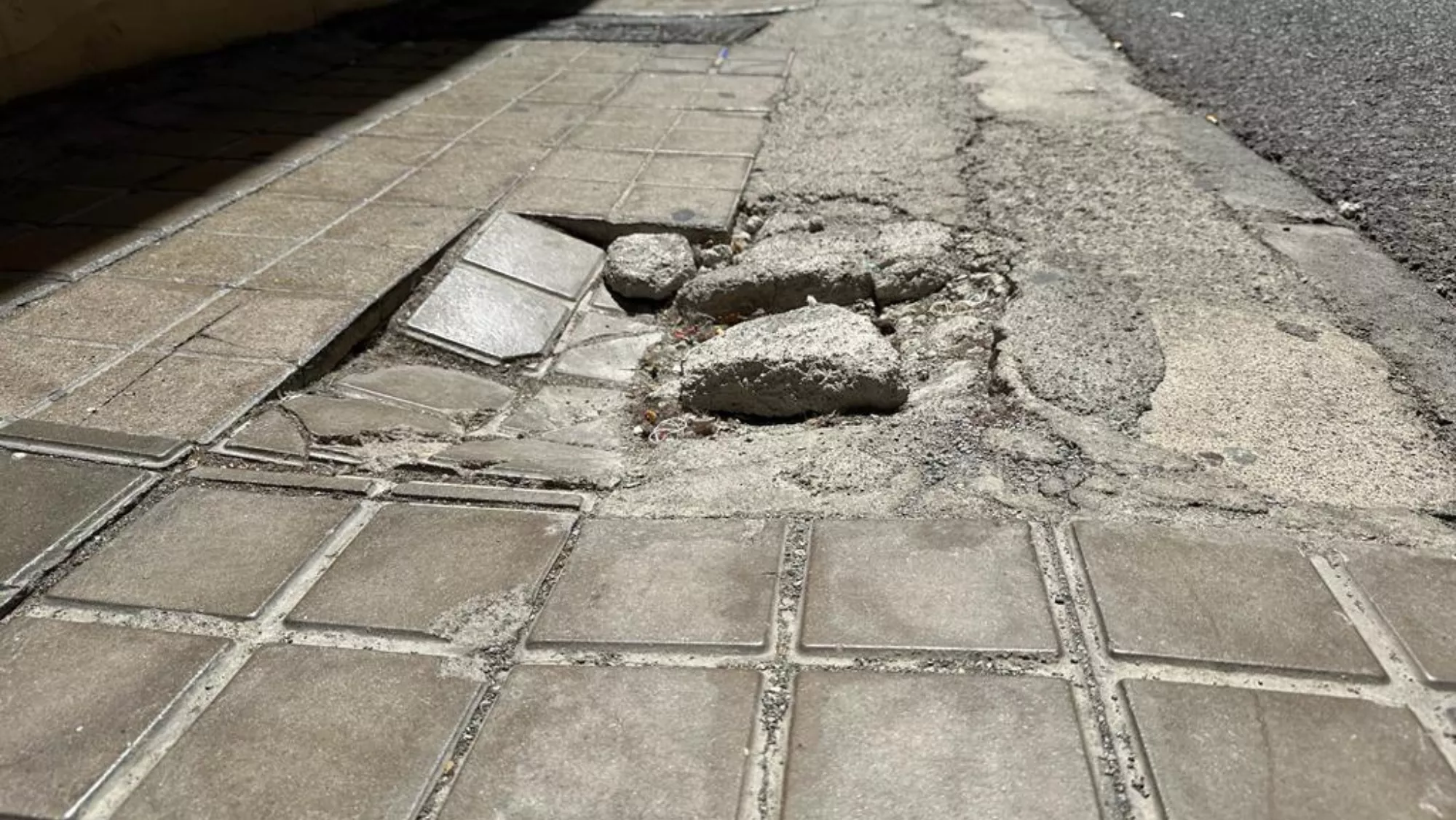 Uno de los socavones en la calle Pelayo / ATLÁNTICO HOY - MARCOS MORENO