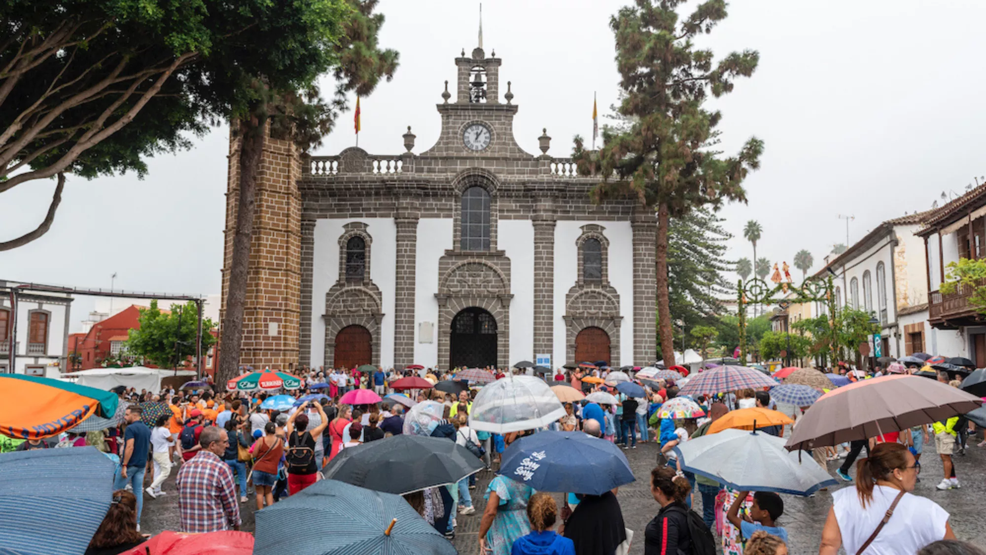 Subida de la Bandera en la Basílica de Teror / AYUNTAMIENTO DE TEROR Subida de la Bandera en la Basílica de Teror / AYUNTAMIENTO DE TEROR