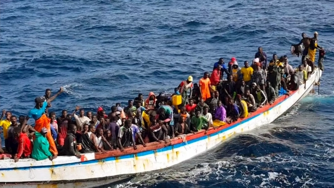 Personas migrantes en una de las embarcaciones que llegan a Canarias / EFE