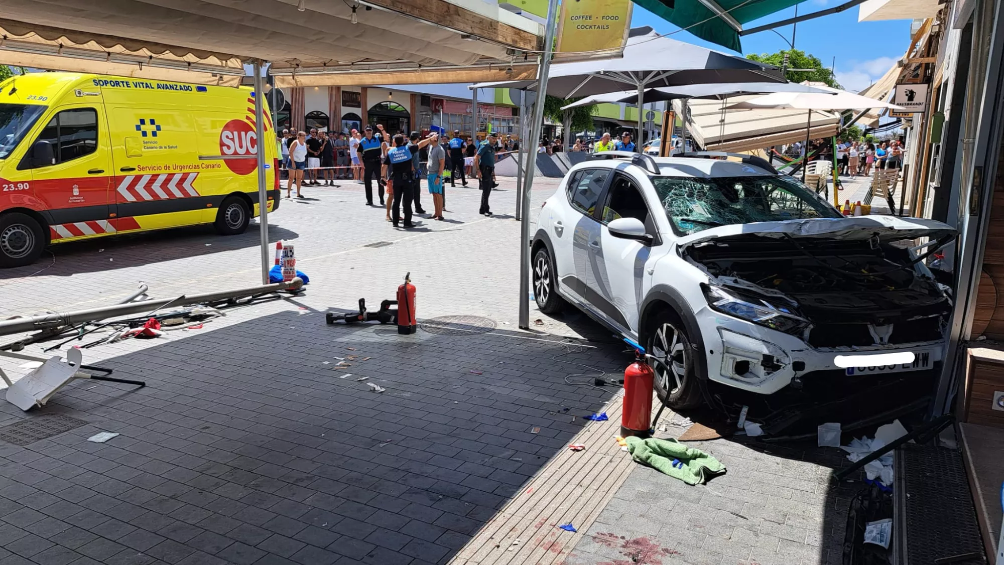 Imagen de cómo quedó el coche después del atropello múltiple en Corralejo / BOMBEROS LA OLIVA