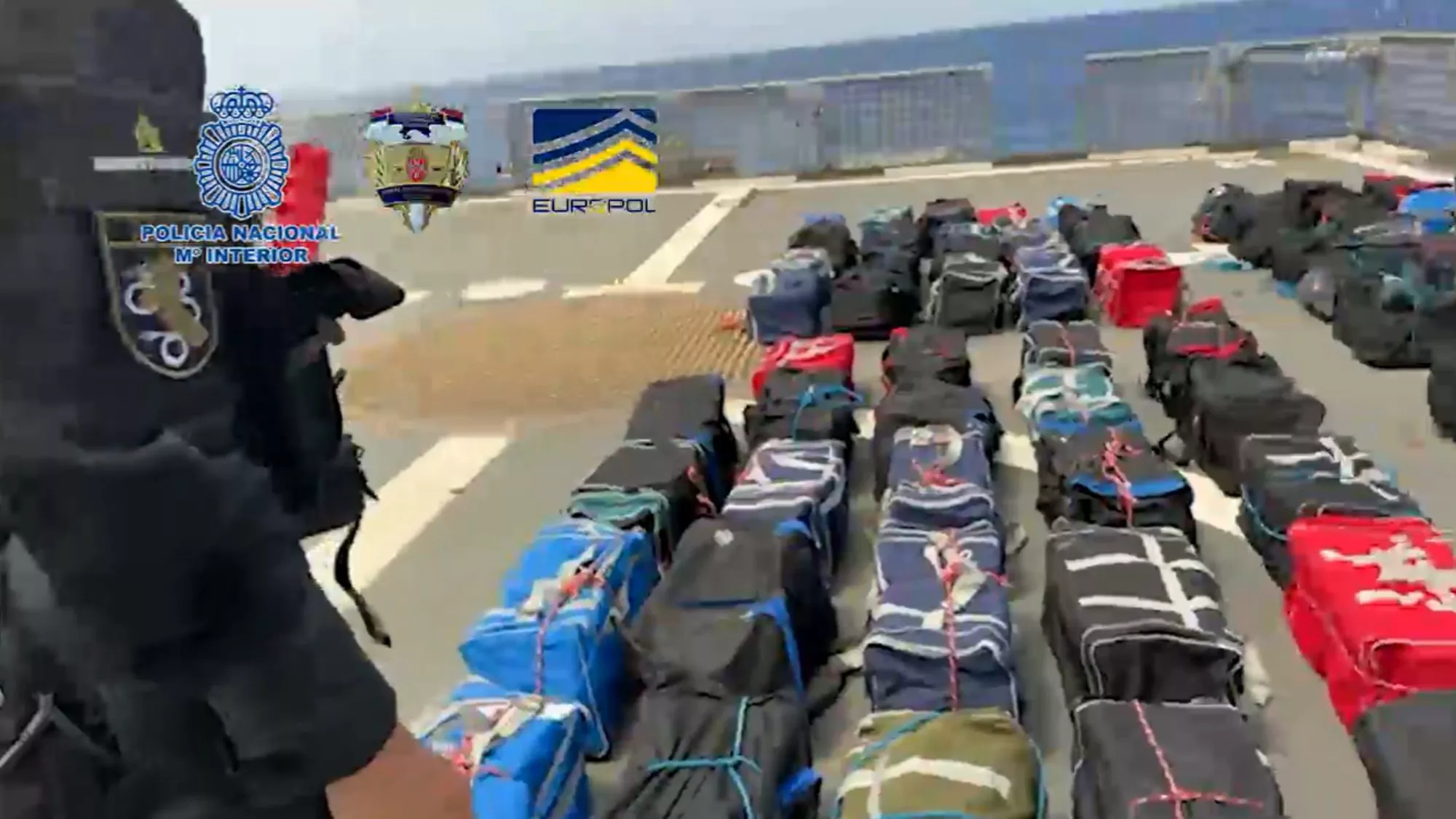 Imagen de la droga incautada en un narcovelero próximo a Canarias / POLICIA NACIONAL