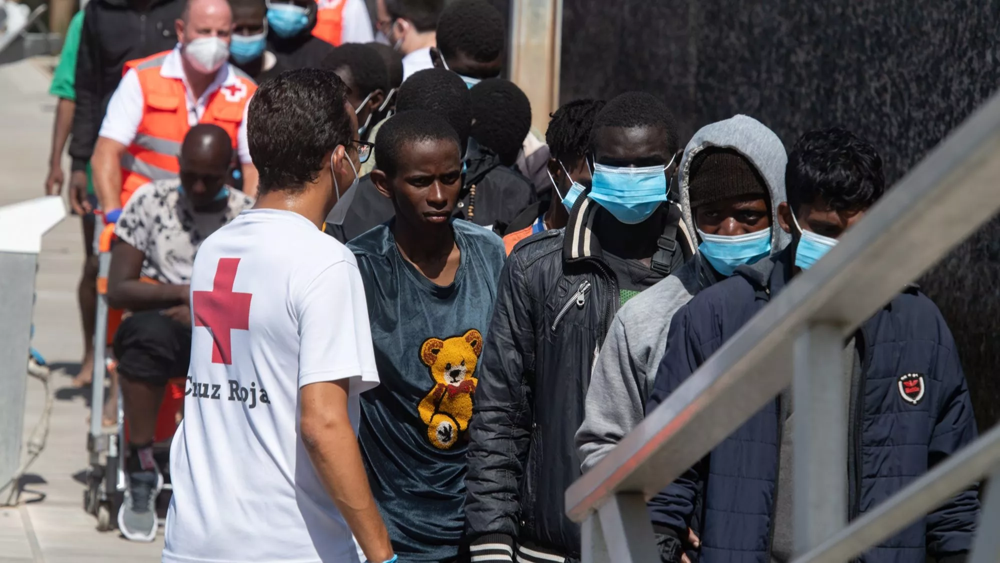 La Cruz Roja recibe a migrantes rescatados de una embarcación / ARCHIVO