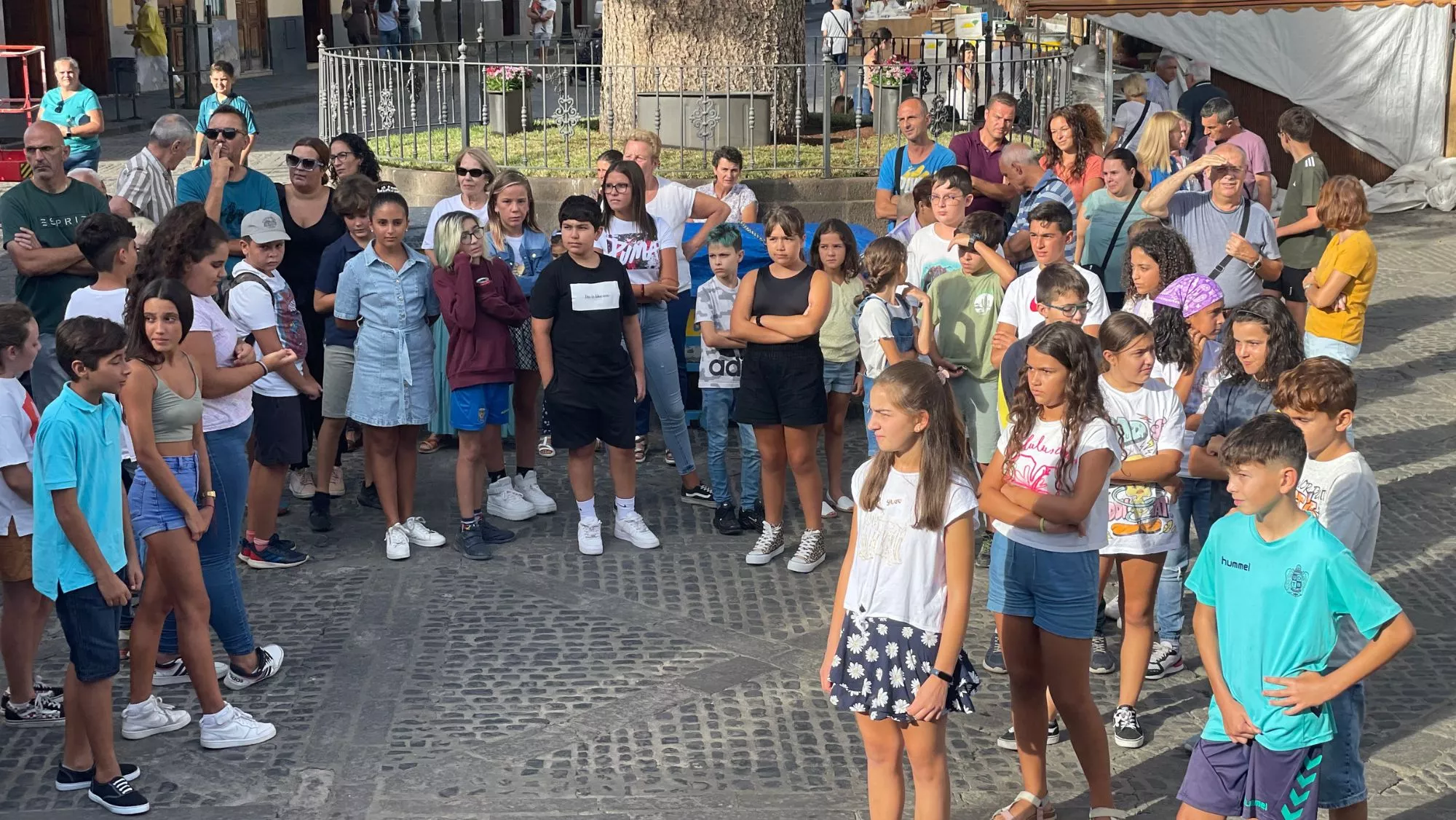 Los niños y niñas con Yeray Rodríguez en Teror en el ensayo / CEDIDA