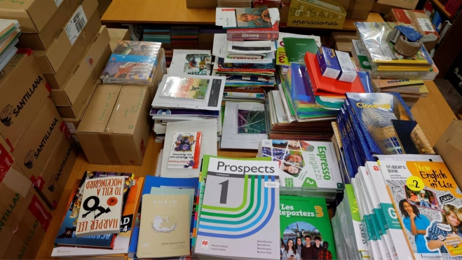 Los libros de texto suponen el mayor gasto de la lista de la compra para el nuevo curso / EFE