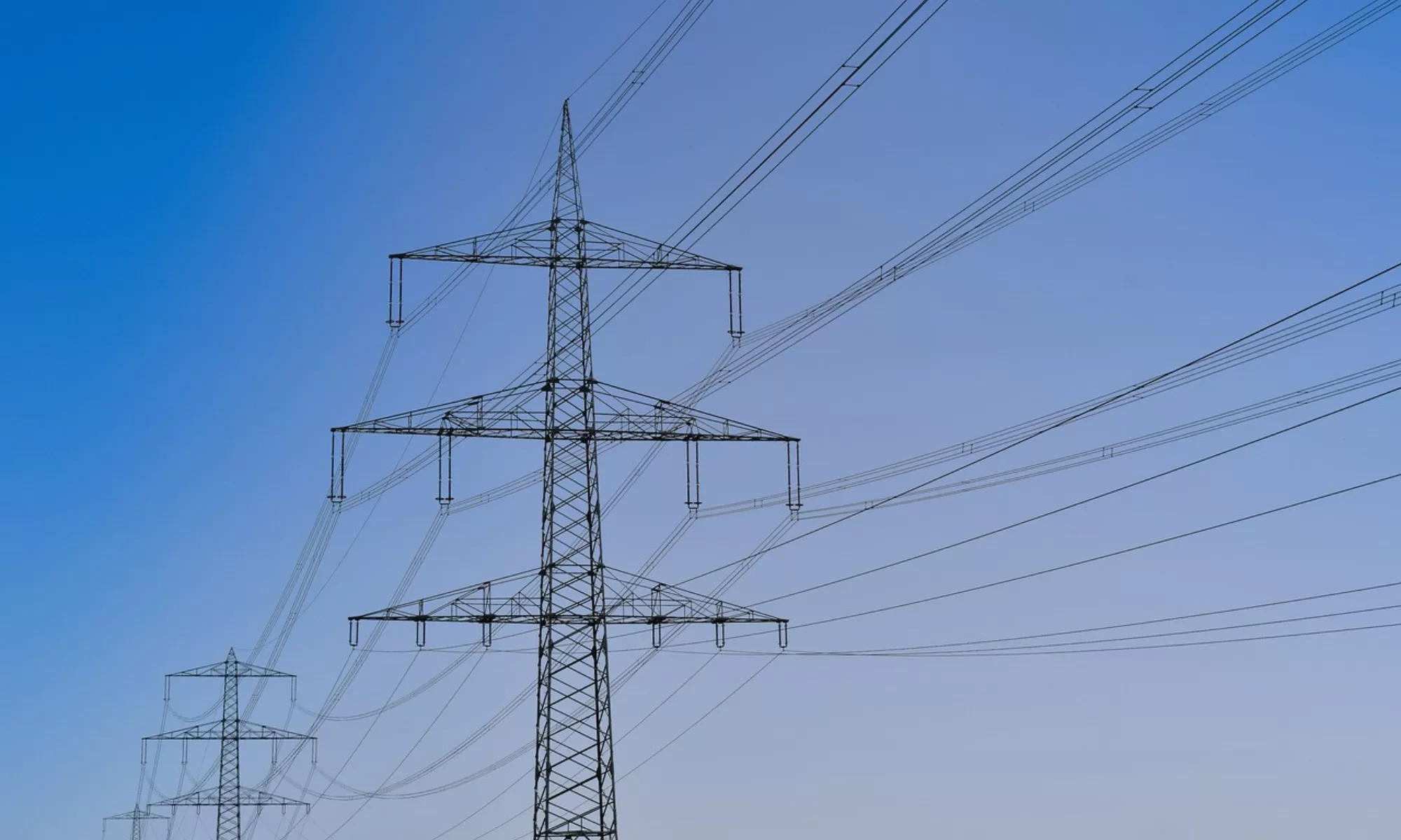 Imagen de archivo de una línea eléctrica. /PIXABAY