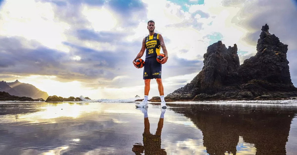 Fran Guerra presentó la semana pasada las nuevas equipaciones del CB Canarias para esta temporada./ CB CANARIAS.