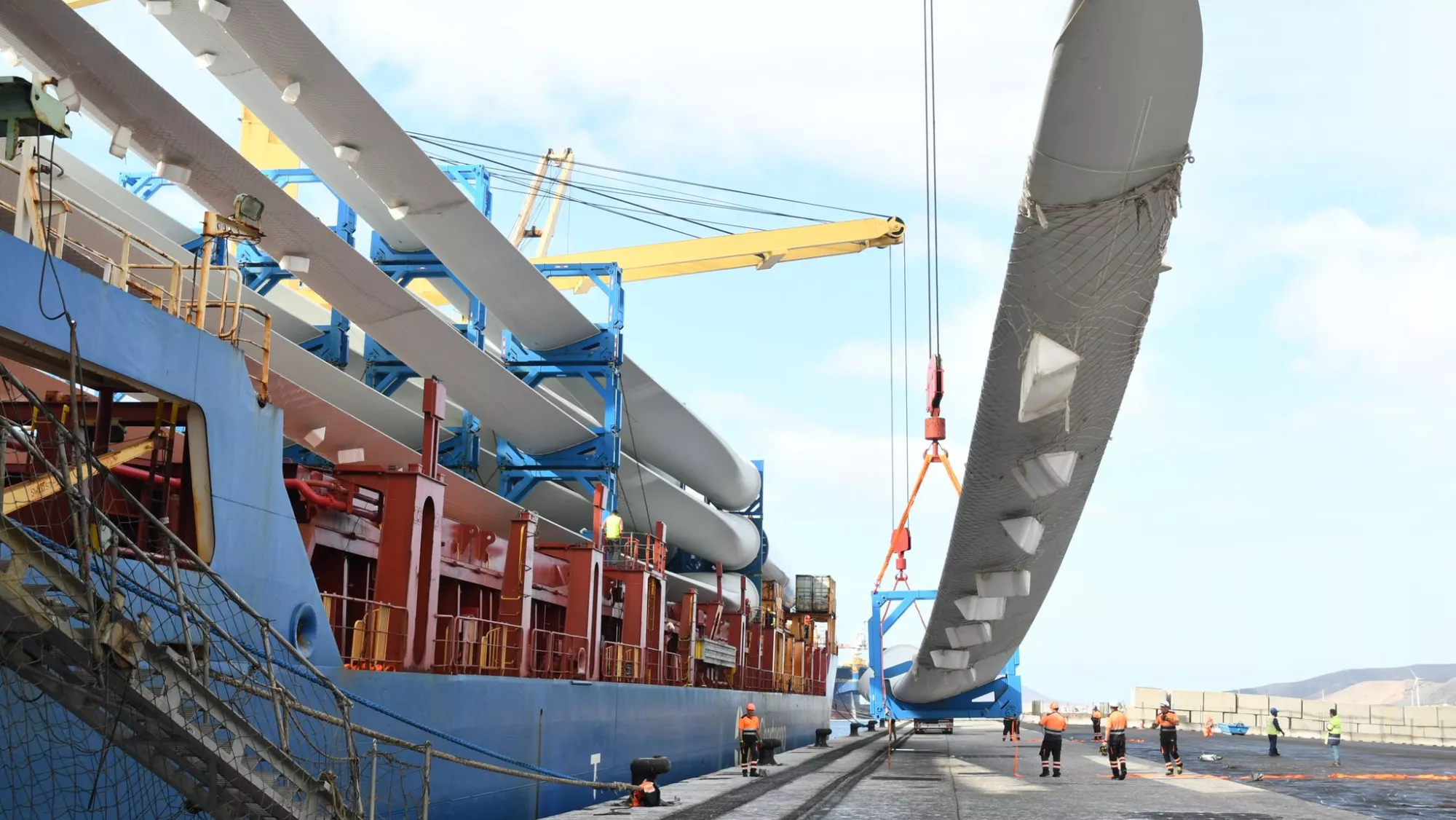 Descarga de varias palas de aerogeneradores en el puerto de Granadilla. / CEDIDA