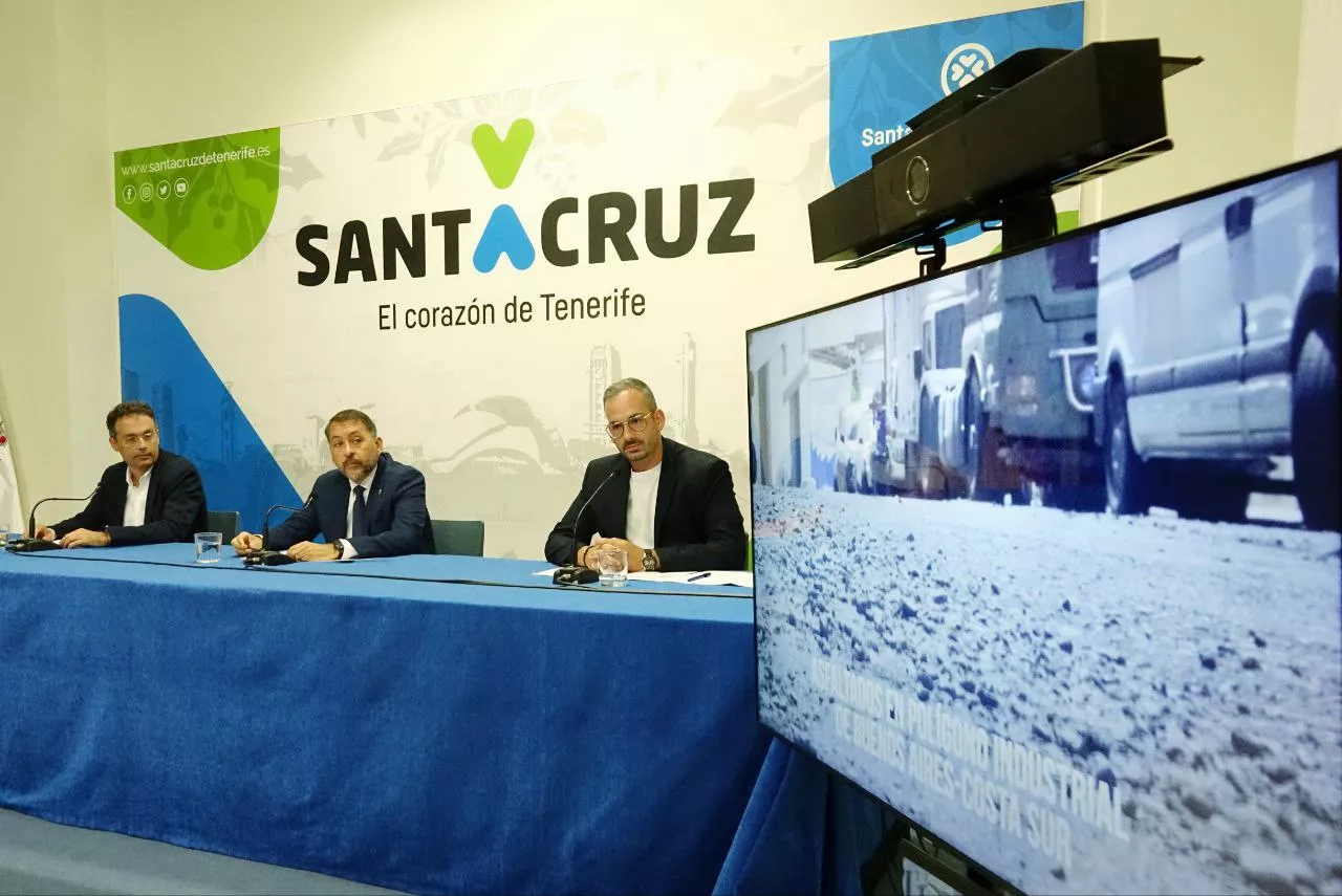 De izquierda a derecha: Carlos Tarife, concejal de Servicios Públicos; José Manuel Bermúdez, alcalde de Santa Cruz y Javier Rivero, concejal de Infraestructuras. / CEDIDA